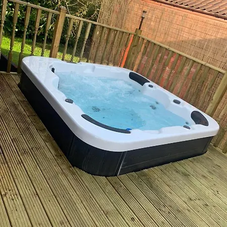 Daisy With Hot Tub North Yorkshire 맬튼